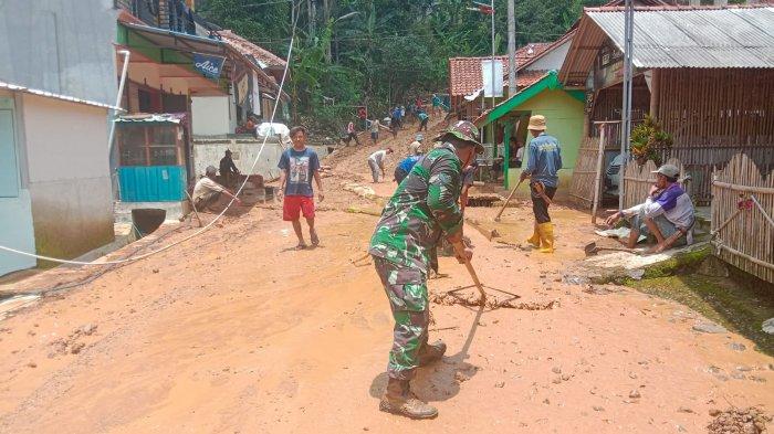 Anggota TNI bersama warga kerja bakti membersihkan material longsor yang terjadi di Kecamatan Salem, Brebes sekitar pukul 21.30 WIB pada Selasa (27/02/2024). Bencana ini terjadi akibat longsoran tebing jalan dengan panjang 55 meter dan tinggi 8 meter. Longsor menutup jalan kabupaten yang menghubungkan dua desa. Akses jalan tidak bisa dilalui kendaraan.
