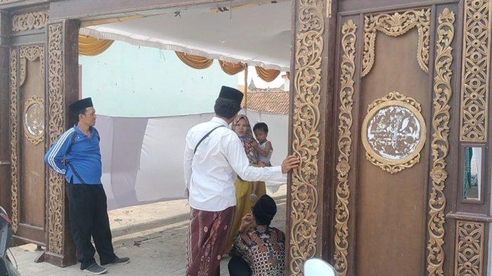TPS 003 Desa Karangmangu, Kecamatan Sarang, Kabupaten Rembang, lokasi calon Wakil Gubernur Jateng, Taj Yasin Maimoen menyalurkan suaranya pada Pilkada Jateng 2024.