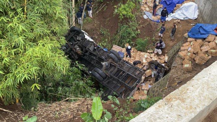 Truk pengangkut surat suara Pemilu 2024 mengalami kecelakaan masuk jurang di jalur Jambu - Semarang, di Kabupaten Semarang, Jawa Tengah. Muatan logistik pemilu berceceran.