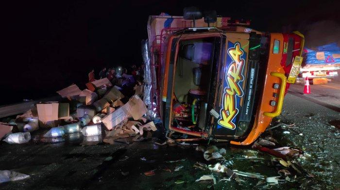 Kondisi truk usai diseruduk bus PO Agra Mas di Tol Kendal, Senin (4/11/2024) malam.