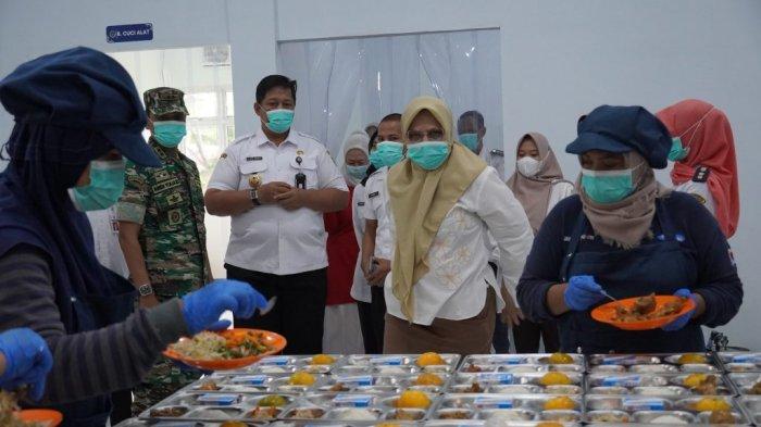 Pj Bupati Cilacap M Arief Irwanto didampingi Dandim 0703/Cilacap, Letkol Inf Andi Yuliazi saat meninjau pelaksanaan uji coba pemberian makan bergizi gratis di Posyandu Puspitasari 9, Kelurahan Sidakaya, Cilacap Selatan, Jumat (27/12/2024).