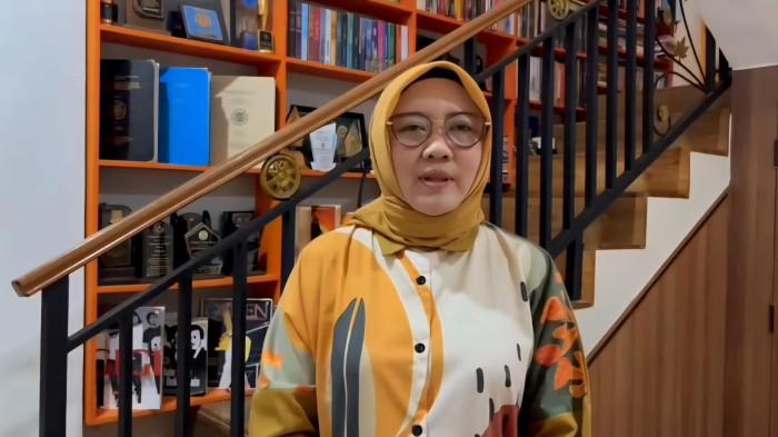 KEKERASAN SEKSUAL - Juru Bicara Unsoed, Prof. Dr. Mite Setiansah saat memberikan keterangan persnya terkait update perkembangan kasus kekerasan seksual oknum guru besar, Minggu (27/7/2025). Prof. Dr. Mite Setiansah, menyampaikan langkah-langkah yang telah ditempuh kampus sekaligus menanggapi perhatian publik, civitas akademika, dan media massa atas kasus tersebut.