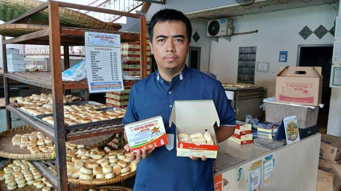 Ferry Septiarso pemilik usaha kuliner latopia atau kue pia dengan jenama Keysha saat menunjukkan produk buatannya di Toko Jalan Semarang No 3 Kelurahan Debong Tengah, Kota Tegal, Selasa (26/11/2024). 