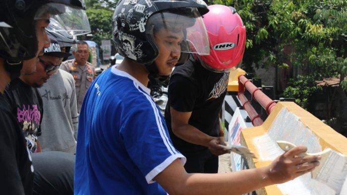 Penghapusan vandalisme di perbatasan Kudus-Pati oleh suporter dan aparat kepolisian.