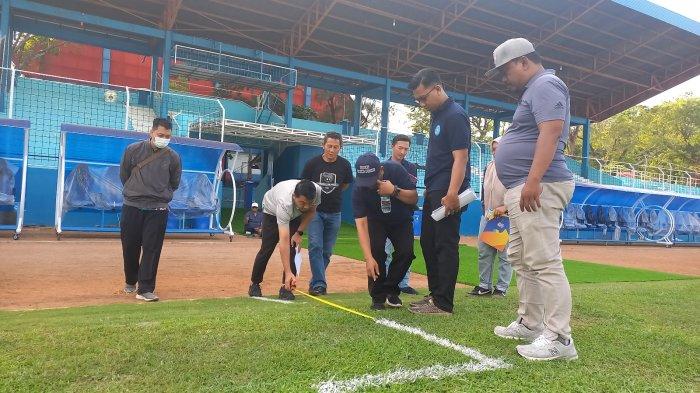 Tim verifikasi mengukur jarak pinggir lapangan di Stadion Wergu Wetan Kudus, Sabtu (24/8/2024). Stadion ini lolos verifikasi untuk digunakan sebagai homebase Persiku Kudus di Liga 2 musim 2024-2025. Namun demikian, masih butuh perbaikan di sejumlah aspek.