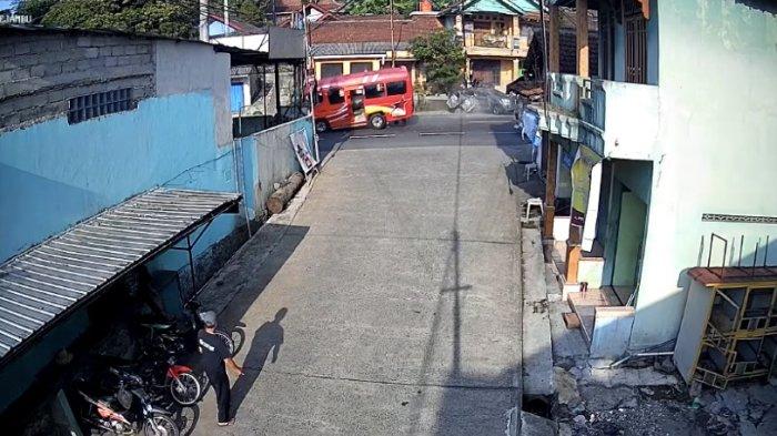 Tangkapan layar video CCTV detik-detik angkutan umum mobil Elf menabrak mobil Spin dan motor di Jalan Fatmawati (jalur Semarang-Solo), Kesongo, Kecamatan Tuntang, Kabupaten Semarang, Jumat (15/12/2023) sore.