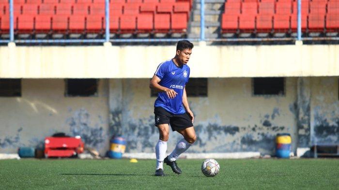 Bek andalan PSIS Semarang, Wahyu Prasetyo sudah bergabung dalam latihan perdana Mahesa Jenar di Stadion Citarum, Kota Semarang, Senin 22 Mei 2023 pagi.