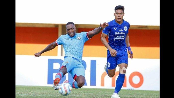 Bek PSIS Semarang, Wahyu Prast membayangi penyerang RANS Nusantara FC, Evandro Brandao dalam laga lanjutan Liga 1 pekan ke-15 musim 2023/2024 di Stadion Maguwoharjo, Sleman, DIY, Jumat 6 Oktober 2023.