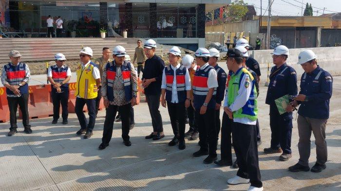 Wakil Presiden RI, Gibran Rakabuming Raka meninjau proyek pembangunan Simpang Joglo di kawasan Kadipiro Kota Solo, Sabtu (2/11/2024) siang.