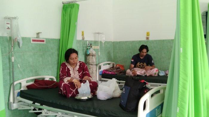 Sejumlah pasien menjalani perawatan medis di Puskesmas Cimanggu 1. Mereka dirawat usai mengalami gejala-gejala keracunan seusai mengonsumsi nasi kotak dari acara tasyakuran pernikahan kerabatnya, Jumat (13/10/2023).