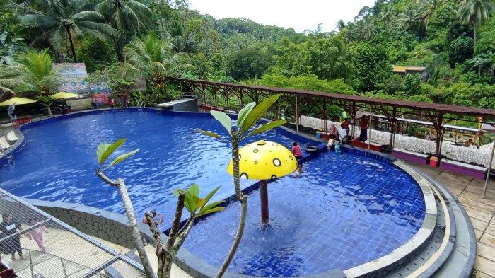 Taman Wisata Sentana di Desa Desa Banjarpanepen, Kecamatan Sumpiuh, Banyumas menggabungkan konsep resto dan kolam renang yang asri di pegunungan, Kamis (3/3/2022). 