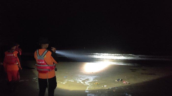 Tim SAR gabungan saat melakukan pencarian terhadap ANM (8) wisatawan asal Bekasi yang terseret ombak saat berwisata di Pantai Jetis, Cilacap, Jumat (29/12/2023) malam.