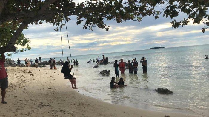 Suasana para wisatawan menghabiskan waktu liburannya di Pantai Ujung Gelam Karimunjawa, Kabupaten Jepara.