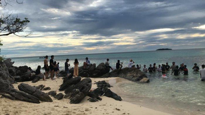Suasana para wisatawan menghabiskan waktu liburannya di Pantai Ujung Gelam Karimunjawa, Kabupaten Jepara.