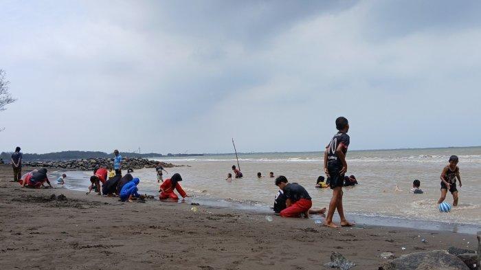 Suasana objek wisata Pantai Pulau Kodok Kota Tegal di masa libur Natal, Rabu (25/12/2024).