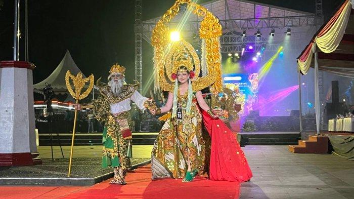 Kemeriahan Wonosobo Night Fashion Carnival (WNFC) 2024 berlangsung di Alun-alun Wonosobo, Sabtu (6/7/2024) malam.