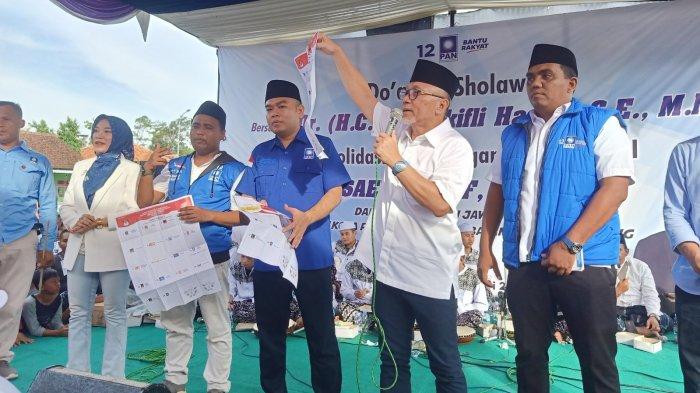 Ketua Umum PAN, Zulkifli Hasan atau Zulhas mensosialisasikan tata cara pencoblosan caleg dan capres 2024 di Desa Sidomulyo, Kecamatan Kesesi, Kabupaten Pekalongan, Jawa Tengah, baru-baru ini.