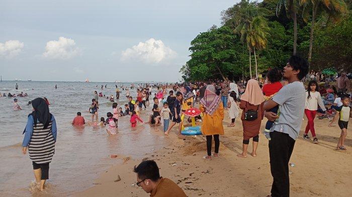 Warga kunjungi Pantai Tanjungpinggir dalam rangka libur Tahun Baru 2023, Minggu (1/1/2023).