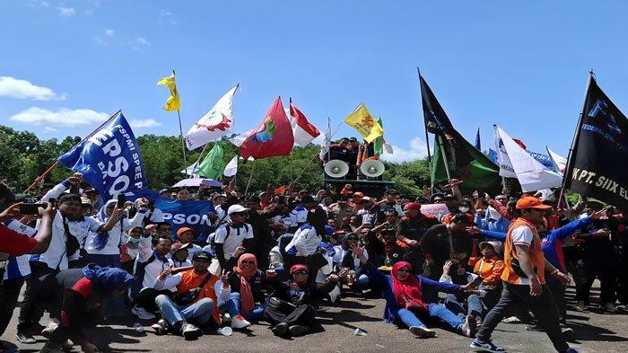 KUMPUL - Sejumlah buruh di Batam berkumpul di depan Temenggung Abdul Jamal Mukakuning sebelum bertolak ke Kantor Wali Kota Batam peringatan May Day 2024, Rabu (1/5/2024)