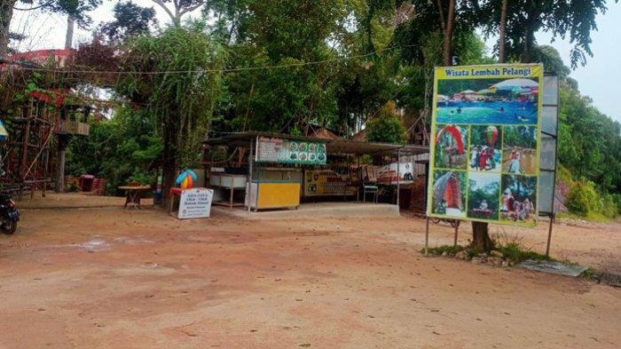 Pintu masuk dan spanduk tempat wisata Lembah Pelangi, Sekupang, Batam.