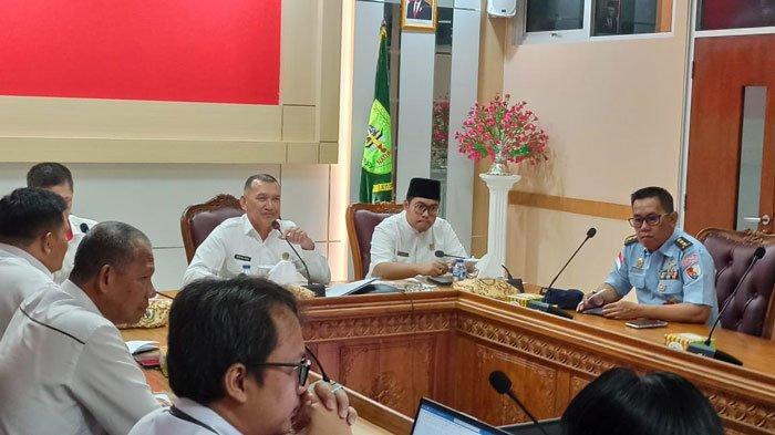Wakil Ketua I DPRD Kabupaten Natuna, Daeng Ganda Rahmatullah menghadiri Audensi Rombongan dari Kemenkopolhukam bersama Pemerintah Kabupaten Natuna dan vendor penyedia jaringan telekomunikasi di Kantor Bupati Natuna, Bukit Arai, Rabu (1/11/2023).