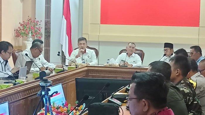 Wakil Ketua I DPRD Kabupaten Natuna, Daeng Ganda Rahmatullah menghadiri Audensi Rombongan dari Kemenkopolhukam bersama Pemerintah Kabupaten Natuna dan vendor penyedia jaringan telekomunikasi di Kantor Bupati Natuna, Bukit Arai, Rabu (1/11/2023).