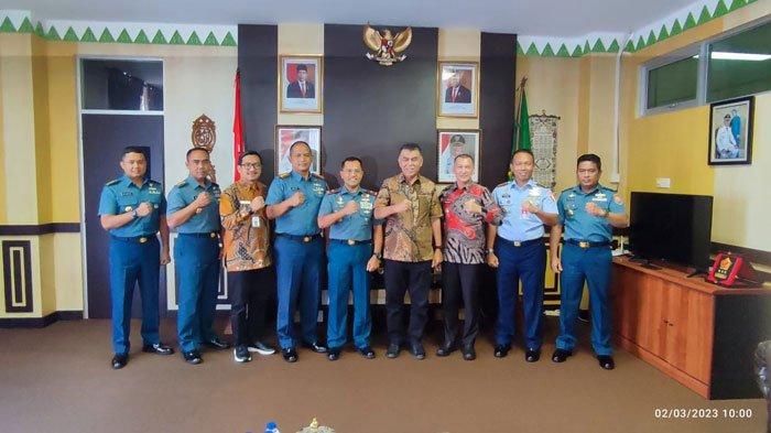 DAN GUSPURLA - Bupati Natuna Wan Siswandi menerima kunjungan Komandan Gugus Tempur Laut (Dan Guspurla) Koarmada 1, Laksamana Pertama TNI Heri Tri Wibowo di kantor Bupati Natuna, Bukit Arai, Kecamatan Bunguran Timur, Kamis (2/3/2023).