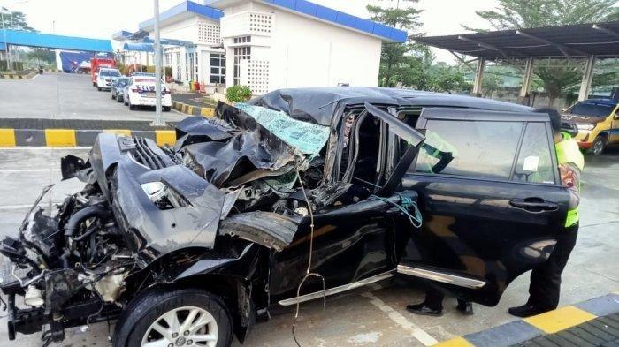 KECELAKAAN -Kondisi mobil anggota DPR RI Alamudin Dimyati Rois yang terlibat kecelakaan di tol Pemalang, tepatnya di KM 316 tol PBTR. (Dok Humas Polres Pemalang)