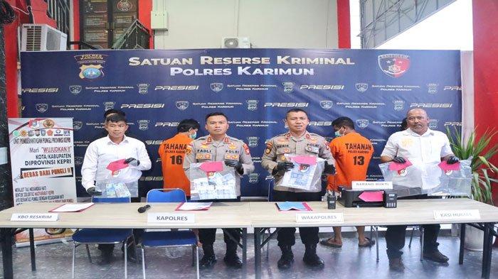 KONFERENSI PERS - Kapolres Karimun AKBP Fadli Agus menunjukkan barang bukti tindak pidana peredaran uang palsu dengan pelaku dua orang, Selasa (2/7/2024)