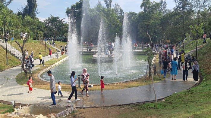 Warga Kota Batam, Kepulauan Riau menikmati akhir pekan di Taman Rusa Sekupang. Foto diambil Sabtu (2/7/2022).