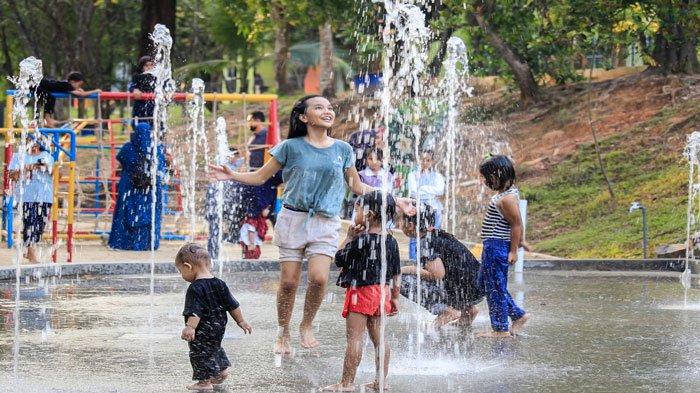 TAMAN RUSA SEKUPANG BATAM - Anak-anak sedang bermain di area pancuran air Taman Rusa Sekupang Batam, Sabtu (2/7/2022).