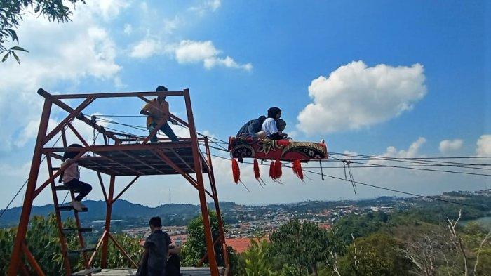 Karpet terbang merupakan wahana yang disediakan di wisata hutan Puncak Beliung, Sekupang Batam. Wisata hutan instagramable di Batam ini menawarkan aneka spot foto menarik.