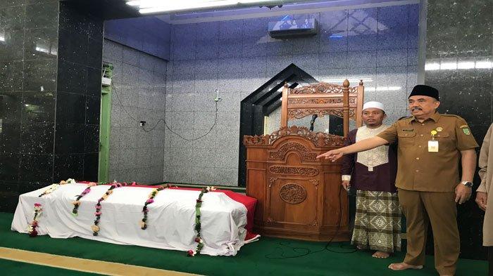 Jenazah mantan Wali Kota Batam Nyat Kadir sesaat akan disalatkan di Masjid Baiturrahman Batam di Sekupang, Senin (2/9/2024)