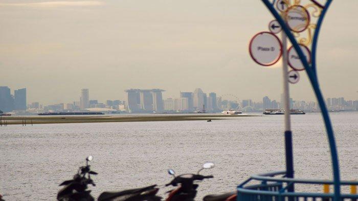 Pemandangan Singapura jelang senja disaksikan dari Jembatan Lingkar Kampung Tua Tanjung Riau Batam. 