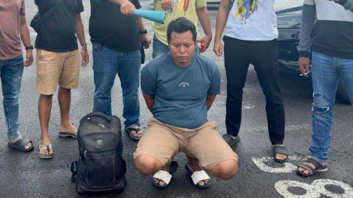 TANGKAP PELAKU: Sejumlah petugas berpose dengan pelaku pembunuhan di Blora, belum lama ini. Polisi memperlihatkan pelaku yang membunuh ayah dan anak di Blora menggunakan racun gulma.