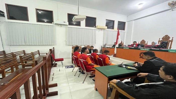 SIDANG - Dedi Andriadi, Paiman, Moh Riyansyah, dan Fevri Andika menjalani sidang vonis oleh Hakim Pengadilan Negeri Tanjungbalai Karimun.