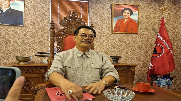 Ketua DPD Provinsi Kepri, Soeryo Respationo saat ditemui di kantor Sekretariat DPD PDIP di Batam, Jumat (3/5/2024). Soerya menyebut daftar nama calon Gubernur Kepri yang telah jalin komunikasi ke pihaknya