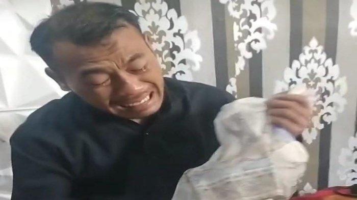 SUAMI-Wadison Pasaribu saat menangisi kepergian istrinya Petry Sihombing di Puri Anggrek, Kota Serang, Banten, Minggu (1/6/2025). Setelah polisi melakukan penyelidikan, diketahui Wadison adalah pembunuh istrinya dengan merekayasa terjadinya perampokan.