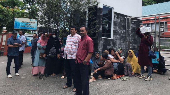 PPDD 2023 - Para orangtua siswa mendatangi SMKN 1 Batam untuk mempertanyakan kejelasan status anak mereka pada seleksi PPDB 2023.