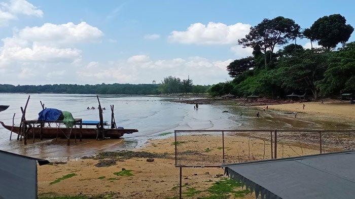Pemandangan Pantai Dangas di Patam Lestari Sekupang, Batam, Senin (4/7/2022).