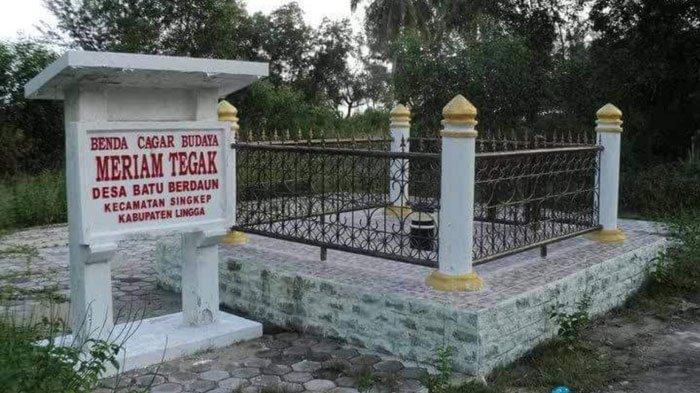 Meriam Tegak merupakan salah satu cagar budaya daerah Kabupaten Lingga, yang ramai dikunjungi orang karena keunikannya.