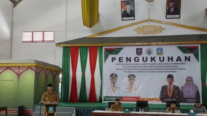 Bupati Kepulauan Anambas, Abdul Haris saat menyampaikan sambutan pengukuhan 281 anggota Badan Permusyawaratan Desa (BPD) Kabupaten Kepulauan Anambas perpanjangan masa jabatan, Senin (22/7/2024) di Gedung BPMS Tarempa.