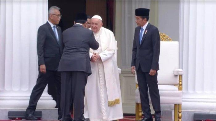Presiden Joko Widodo (Jokowi) menerima kunjungan Pemimpin tertinggi umat Katolik dunia Paus Fransiskus di Istana Merdeka, Jakarta, Rabu (4/9/2024). Presiden Jokowi memperkenalkan Presiden terpilih Prabowo Subianto kepada Paus Fransiskus.