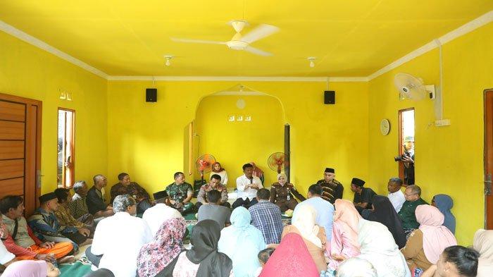 Kepala BP Batam Muhammad Rudi dan rombongan saat menemui warga Sembulang Tanjung di Mushola Baitullah Bani Umar bin Usman, Selasa (3/10/2023)