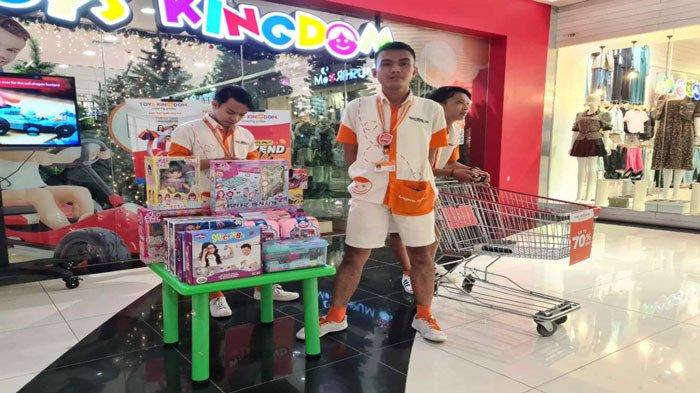Sales Toys Kingdom di Grand Batam Mall sedang memberikan informasi kepada pengunjung