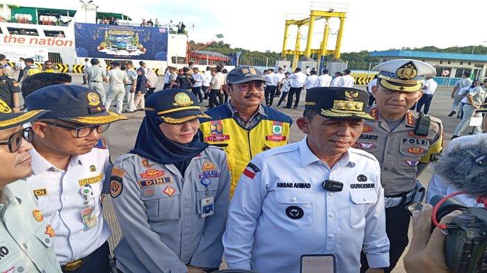 PERESMIAN POS TERPADU - Gubernur Kepri Ansar Ahmad, Kepala BPTD kepri Dini Kusumahati dan pejabat lainnya foto bersama saat peresmian pos terpadu di Pelabuhan RoRo Punggur di Batam, Kamis (4/4/2024)