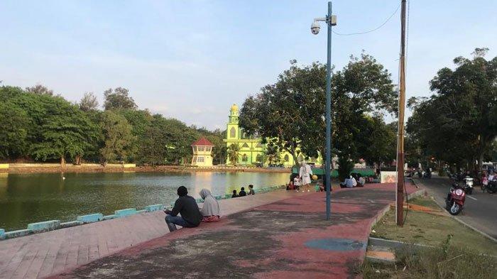 Warga saat duduk santai di Taman Kolam Kijang, Kabupaten Bintan, Selasa (5/4/2022).