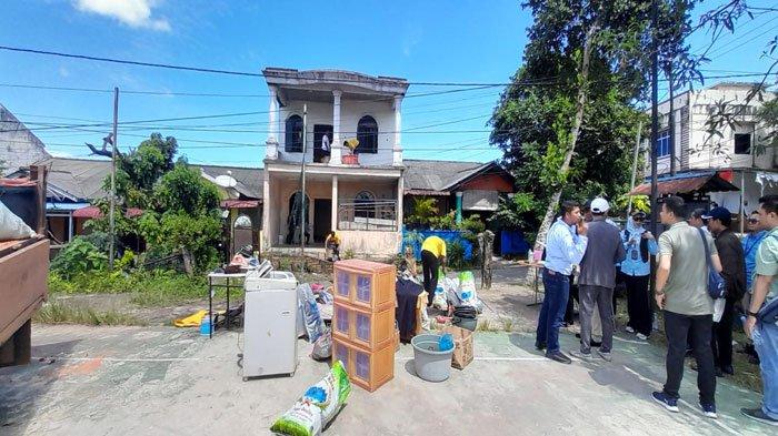 EKSEKUSI RUMAH - Potret barang-barang dikeluarkan dari rumah yang akan dieksekusi pihak Pengadilan Negeri Tanjungpinang dari sebuah rumah di Perumahan Griya Senggarang Permai, Rabu (5/6/2024)