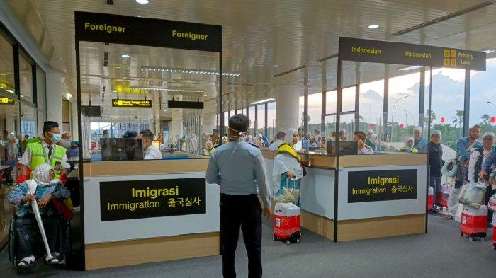Petugas imigrasi di Bandara Hang Nadim, Batam