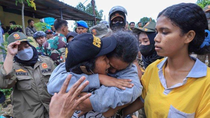 Aparat menghadapi warga saat penggusuran